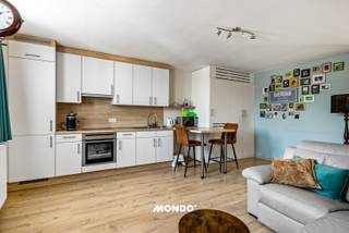 Bent u op zoek naar een ruime woning met tal van mogelijkheden? Ontdek dan deze karaktervolle eigendom in het hart van Willebroek.<br /><br />Dit voormalige handelspand werd sinds 2015 bijna volledig gerenoveerd en omgevormd tot een ruime eengezinswoning. De bovenverdiepingen zijn reeds afgewerkt en volledig instapklaar. De gelijkvloerse verdieping bevindt zich nog in casco staat, maar beschikt al over alle technische voorzieningen en aansluitingen. Zo kunt u deze ruimte volledig naar eigen smaak afwerken. De woning is daardoor ideaal als ruime gezinswoning, maar biedt ook mogelijkheden om wonen en werken te combineren, een vrij beroep uit te oefenen of opnieuw een handelszaak onder te brengen.<br /><br />Met een bewoonbare oppervlakte van ca. 260 m² op een perceel van 215 m² biedt deze eigendom volop ruimte. De woning is toegankelijk via zowel een voor- als een achteringang. Op het gelijkvloers bevinden zich, naast de casco leefruimte, een ruim terras van ca. 50 m² en een bureauruimte van 21 m². Daarnaast beschikt de woning over een kelder van ca. 30 m², die dienstdoet als technische ruimte en extra bergruimte.<br /><br />Op de eerste verdieping bevindt zich een ruime slaapkamer van 28 m² met een aansluitende badkamer van 15 m², waar alle nodige aansluitingen reeds aanwezig zijn. De tweede verdieping is momenteel ingericht met een volledig uitgeruste keuken, een leefruimte en een tweede badkamer. Deze verdieping kan eenvoudig worden heringericht tot één of twee extra slaapkamers. De derde verdieping, of mezzanine, doet momenteel dienst als volwaardige slaapkamer van ca. 20 m².<br /><br />Ook de centrale ligging is een absolute troef. Winkels, horeca, scholen, recreatiemogelijkheden, openbaar vervoer en groene zones bevinden zich op wandel- en fietsafstand. Dankzij de nabijheid van de A12 geniet u bovendien van een uitstekende bereikbaarheid richting Antwerpen en Brussel.<br /><br />**Bijzonderheden**<br /><br />- EPC: 147 kWh/m² (energiezuinig)<br />- Bewoonbare oppervlakte: ca. 260 m²<br />- Perceeloppervlakte: 215 m²<br />- Casco gelijkvloerse verdieping met tal van mogelijkheden<br />- Geschikt voor handel of vrij beroep<br />- Praktische achteringang<br />- Ruim terras van ca. 50 m²<br />- Centrale ligging nabij winkels, scholen, openbaar vervoer en de A12