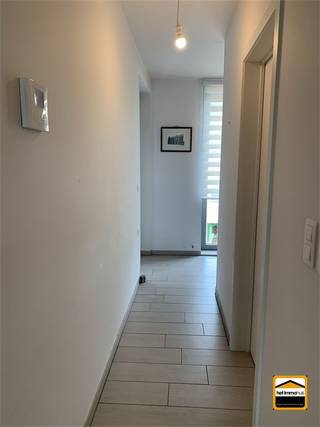 Prachtig 2- slaapkamer appartement met groot terras ,2 autostaanplaatsenen 2 kelderbergingen in het centrum van Kortessem. Via de inkomhal met...
