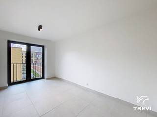 Deze duplex met drie slaapkamers en een bureau, gelegen in het project Mench, biedt een ideale combinatie tussen een appartement en een woning, met ruime volumes en een privatieve buitenruimte. Gelegen in een rustige omgeving met een gemeenschappelijke tuin, geniet het project van een strategische ligging vlakbij openbaar vervoer, winkels en hoofdwegen.<br />Het hoofdniveau omvat een lichtrijke leefruimte met een volledig uitgeruste open keuken, met toegang tot de buitenruimte. Een gastentoilet en een wasruimte vervolledigen dit niveau.<br />Op de verdieping vindt u drie slaapkamers, twee moderne badkamers en een extra ruimte die kan dienen als bureau, dressing of kinderkamer. Een perfect pand voor een gezin of huisgenoten die op zoek zijn naar ruimte en modern comfort.<br />De hedendaagse afwerkingen garanderen optimaal dagelijks comfort: uitstekende energieprestatie met een EPC A, warmtepomp, zonnepanelen, ventilatiesysteem met dubbele flux, vloerverwarming, kwaliteitsvolle materialen en verzorgde afwerkingen. Lage provisies. Onmiddellijk beschikbaar. Mogelijkheid om een parkeerplaats te huren tegen meerprijs (met of zonder laadpaal). Oppervlaktes worden ter indicatie opgegeven.<br /><br />
<p><u>Indeling</u>:</p>
<p>Begane grond</p>
<ul>
<li>Entreehal</li>
<li>Kantoor</li>
<li>Slaapkamer 1</li>
<li>Badkamer</li>
<li>Toilet</li>
<li>Doucheruimte</li>
<li>2 slaapkamers</li>
</ul>
<p>Tuinniveau</p>
<ul>
<li>Woonkamer met volledig ingerichte keuken</li>
<li>Wasruimte</li>
<li>Toilet</li>
<li>Terras + tuin</li>
</ul>