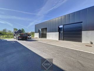 <u><strong>OPPERVLAKTEN:</strong></u><br />Loods: 11m x 12m = 132m²<br />Parkeerplaats: 12,50m² <br /><br /><u><strong>AFWERKING:</strong></u><br /><em>Constructie:</em> Geverfde staalconstructie met volledige overspanning, vrije hoogte 6m. Plaatsen van zonnepanelen op het dak is mogelijk.<br /><em>Buitengevels:</em> Gladde betonplint (10cm PIR) en metalen sandwichpanelen (10cm PIR). Op de gevel is er plaats voorzien voor een uithangbord van uw bedrijf.<br /><em>Binnenwanden: </em>Betonwanden (15cm) over de volledige hoogte. (RF 60).<br /><em>Dak: </em>Geïsoleerd (12cm PIR) steeldeck met dampscherm en PVC dakdichting.<br /><em>Vloer: </em>gepolierde betonvloer met vloerbelasting van 1T/m².<br />Geïsoleerde en automatische sectionaalpoort (h: 4,5m x b: 4m) – aluminium schrijnwerk op gelijkvloers (dubbele beglazing K: 1,1).<br /><br /><strong>Algemeen: </strong>Brandklasse C voorzien van RWA (geïntegreerd in de lichtstraat).<br /><br /><u><strong>NUTSVOORZIENINGEN:</strong></u><br />Individuele aansluitingen per unit op stadswater, elektriciteit (16 standaard stopcontacten en 2 drijfkracht), proximus, regenwaterput van 10.000l met socarex, afvoer.<br /><br /><u><strong>LIGGING:</strong></u><br />Centrale ligging in West-Vlaanderen.<br />Vlakbij N50 ( Baan Brugge-Kortrijk).<br />Op enkele kilometers van autosnelwegen E403/E40 (Doornik-Brugge).<br /><br /><u>* Bijzonderheden:</u><br />- Onmiddellijk beschikbaar - incl. parkeerplaats P12.<br />- Prijzen per maand, excl. BTW (21%), voorschot onderhoud gemene delen (€ 28,00/m + btw) en voorschot onroerende voorheffing (€ 44,25/m).<br />- Onze referentie op www.centro.be : <strong>P0353-26</strong> of contacteer ons op 050 70 01 02.