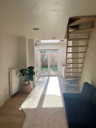 Recent (2025) gerenoveerde woning op top locatie!<br /><br />EPC: A<br />Mobiscore: 9,1/10<br /><br />De weergegeven foto's zijn referentiefoto's, aangezien de woning volop onder renovatie zit (zelfde aannemer: zelfde afwerking + zelfde materialen).<br /><br />Deze woning is gelegen vlakbij park de Vijvers, openbaar vervoer en winkelgelegenheid bevinden zich op wandelafstand en Gent centrum is op slecht 10 minuten fietsen. Vlotte verbinding met het op- en afrittencomplex van de E17. De wekelijkse zondagsmarkt op Ledebergplein is op enkele minuten stappen! <br /><br />Deze gezellig woning met zonnige terras onderging een renovatie in 2024/2025. De indeling is als volgt: Op het gelijkvloers komt u binnen in de inkomhal. Hier bevindt zich tevens ook de volledig ingerichte keuken met kwalitatieve SIEMENS-toestellen (vaatwas, inductievuur, hete-luchtoven, dampkap en spoelbak). Verder bevindt zich de ruime leefruimte met zithoek en eetplaats . Het grote schuifraam en de lichtkoepel zorgen voor veel natuurlijk licht in de leefruimte. <br /><br />Via het schuifraam achteraan heeft u toegang tot het aangename terras. De eerste verdieping beschikt over een ruime slaapkamer en een volledige geïnstalleerde badkamer met douche, dubbel wasmeubel. De zolder verdieping beschikt nogmaals over een ruime slaapkamer. <br /><br />Wegens de uiterst gunstige ligging is de woning ideaal voor ouders met studerende kinderen, co-housers en investeerders. <br /><br />Zeker een bezoekje waard! <br /><br />Meer info en/of een bezoek neem contact op! CONTACT: Laura 0473 41 35 62 of via info@vicusvastgoed.be