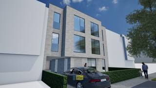 Energiezuinig wonen nabij het centrum op wandelafstand van winkels en openbaar vervoer.Ontdek dit moderne nieuwbouwproject met comfortabele appartementen met 1 of 2 slaapkamers, gelegen in een kleinschalig gebouw met lift, op wandelafstand van het centrum.De appartementen zijn uiterst energiezuinig en uitgerust met een warmtepomp met vloerverwarming, zonnepanelen en een ventilatiesysteem D, wat zorgt voor een gezond binnenklimaat en lage energiekosten.Achteraan het gebouw bevinden zich privatieve parkeerplaatsen, wat extra rust en comfort garandeert. Dit project is ideaal voor wie duurzaam, comfortabel en centraal wil wonen.