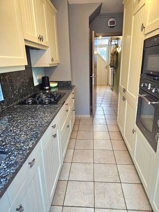 Goed gelegen, instapklare woning met een gunstige EPC B 165kw/u.U komt binnen in een charmante gang waar ook het toilet bevindt. Verder is de living...