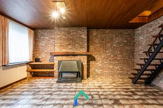 Renovatierapport met inschatting van de renovatiewerken beschikbaar op aanvraag.LiggingDeze unieke renovatiekans bevindt zich pal in het hart van...