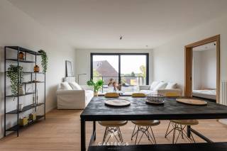 Wonen met comfort in het groen van Kluisbergen. Dit mooi afgewerkte nieuwbouwappartement van ca. 69m² (incl. terras) combineert eigentijdse architectuur met een kwalitatieve afwerking en unieke extra faciliteiten.<br /><br />Het appartement<br />Bij het binnentreden valt direct de warme sfeer op dankzij de prachtige parketvloer die is doorgetrokken in de leefruimte. De lichtrijke woonkamer staat in een open verbinding met de moderne, volledig geïnstalleerde keuken die is uitgerust met alle nodige comfort. Het appartement beschikt over één volwaardige, rustige slaapkamer, een strak afgewerkte badkamer met een comfortabele douche en een handige aparte berging. Buiten geniet u in alle rust op uw eigen privatieve terras.<br /><br />Unieke gemeenschappelijke faciliteiten<br />Wat dit gebouw extra aantrekkelijk maakt, zijn de uitstekende voorzieningen voor de bewoners. U krijgt toegang tot een mooi aangelegde gemeenschappelijke tuin met een petanquebaan, een gezellige ontmoetingszaal en een ruime veilige fietsenberging.<br /><br />Uitstekende ligging &amp; bereikbaarheid<br />Het appartement is prachtig gelegen in het hart van de Vlaamse Ardennen, op een boogscheut van het Kluisbos en bekende wandel- en fietsroutes zoals de Oude Kwaremont.<br /><br />Ondanks de rustige en groene omgeving is de bereikbaarheid uitstekend:<br />Verbindingen: Dankzij de nabijheid van de N60, N36 en N453 bereikt u vlot omliggende steden en gemeenten zoals Oudenaarde, Ronse, Avelgem, Maarkedal en Mont-de-l'Enclus. De snelweg E17 (oprit Waregem of Deerlijk) bevindt zich op slechts 15 tot 20 minuten rijden.<br /><br />Voorzieningen: Winkels voor de dagelijkse boodschappen (onder meer Delhaize, Spar en Carrefour Express), evenals lokale bakkers, slagers en apotheken bevinden zich in de directe nabijheid. Uitgebreider shoppen kan makkelijk in het nabijgelegen Oudenaarde of Ronse.<br /><br />Scholen: Verschillende basisscholen (zoals GBS De Start) en kinderopvangvoorzieningen liggen op wandel- of fietsafstand. Middelbare scholen in Ronse en Oudenaarde zijn eveneens vlot bereikbaar.<br /><br />Interesse in dit prachtige nieuwbouwappartement? Neem contact op voor meer informatie of om een bezoek in te plannen!<br /><br />Stedenbouw in aanvraag.