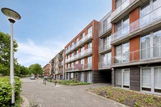 Super zonnig en extra ruim 2-slaapkamerappartement met zuidgericht terras en parkeerplaats!Gelegen op de eerste verdieping van een recent en rustig...