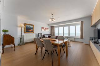 Koksijde : Op zoek naar een stijlvol en instapklaar appartement met frontaal zeezicht? Dit prachtig gerenoveerde appartement van 88m², gelegen op...