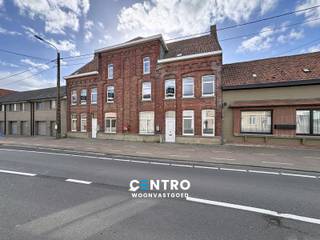 Opbrengsteigendom met GESPREID RISICO (9 kamers) met potentieel 6% RENDEMENT!<br /><br /><strong><u>Opmerkingen:</u><br />- Conformiteitsattesten aanwezig!</strong><br />- 9 kamers!<br />- 2 gemeenschappelijke keukens.<br />- 2 gemeenschappelijke badkamers.<br />- Brandcentrale aanwezig.<br />- Volledig geïsoleerd dak met dampscherm.<br />- Elektriciteit GOEDgekeurd!<br />- CV op aardgas.<br />- Overal DUBBELE beglazing (PVC).<br />- Ruim verhard parkeerterrein achteraan.<br />- Grondoppervlakte: 932m2.<br />- Onmiddellijk instapklaar!<br />- Op wandelafstand van het openbaar vervoer.<br /><br />VLOT verhuurbaar opbrengsteigendom met MOOI RENDEMENT met gespreid risico! Aarzel zeker niet om ons te contacteren voor verdere info en/of een bezoek ter plaatse: 051/817.817 - info@centro.be.