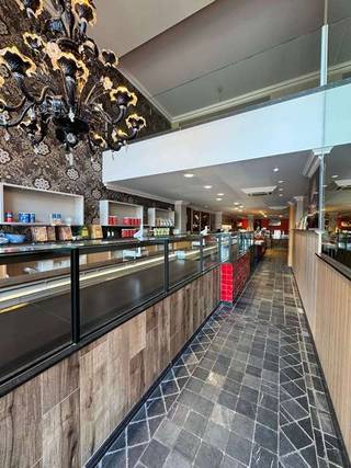 <strong>KNOKKE - Absolute Toplocatie</strong> - Ruim en instapklaar <strong>HANDELSPAND </strong>te koop aan het prestigieuze <strong>Van Bunnenplein</strong>, het dynamische verbindingspunt tussen de Zeedijk, de Lippenslaan en andere exclusieve winkelstraten van Knokke! Het unieke pand heeft een <strong>onovertroffen ligging en visibiliteit!</strong><br />Dankzij deze <strong>strategische ligging</strong> geniet de zaak van een constante wandelstroom van zowel trouwe lokale bewoners, tweede-verblijvers als koopkrachtige (dagjes)toeristen!<br />Troeven:<br />+ <strong>Vlot bereikbaar</strong>: Gelegen nabij ruime publieke parkeermogelijkheden onder en rondom het plein!<br />+ <strong>Uitzonderlijke ruimte</strong>: Verrassend royale oppervlakte met een bruikbare vloeroppervlakte van 293 m²<br />+ <strong>Maximale passage</strong>: Gelegen op een van de drukste wandelassen tussen het strand en het centrum!<br />+ Grote visibiliteit!<br />+ <strong>Energielabel B!</strong><br />+ Asbestveilig!<br />+ Winkelinrichting volledig vernieuwd door Wimag in 2018!<br />+ Kwalitatieve en trendy inrichting!<br />+ Winkel afsluitbaar met aluminium rolluik!<br />+ Zeer goede mobiscore 8,1 op 10!<br />+ Geen overname!<br />+ Bijna 20 jaar dezelfde uitbater, thans uitgebaat als Traiteur / Vishandel<br />Kortom: <strong>Een UNIEKE OPPORTUNITEIT op een UNIEKE EN EXCLUSIEVE LOCATIE! </strong><br />Bestemming: geschikt als Traiteurdienst of Horecauitbating!<br />Niet toegelaten:<br />- Iedere nachtuitbating ( Geen nachtwinkel, dancing, nachtclub e.d. )<br />- Iedere handel die geluids- of geuroverlast kan veroorzaken!<br /><br />Omvat een grote winkelruimte van ca. 120 m², koude keuken / atelier, 2 koelcellen, goederenlift en trap naar een polyvalente mezzanine ruimte van ca. 60 m². De kelderverdieping omvat een warme keuken, afwasruimte, opslagruimte, 2 bergingen, kleedkamer personeel met douche en een sanitaire ruimte.<br />Vg,Wg,Gmo,Gvkr,Gvv<br />P-score=A G-score=A<br />#slimondernemen #Knokke #Knokkeheist<br /><br />Totale bruikbare vloeroppervlakte 293 m²