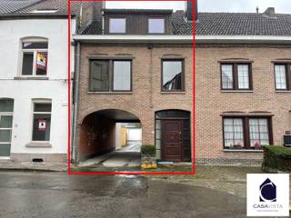 CENTRAAL GELEGEN BEL-ETAGE MET EIGEN GARAGEBOX. Deze charmante eengezinswoning is gunstig gelegen in het stadscentrum van Geraardsbergen, met alle voorzieningen binnen handbereik. Het treinstation is op loopafstand, wat ideaal is voor pendelaars. Aan de linkerzijde is er een gemeenschappelijke doorgang naar de garagebox die op zich ook grenst aan de woning en van binnenuit bereikbaar is te voet. Bij binnenkomst vindt u op het gelijkvloers een handige berging en een knusse koer, perfect voor ontspanning en opslag daarna toegang tot de garage. Op de eerste verdieping bevindt zich een woonkamer met veel natuurlijke lichtinval, de keuken is goed uitgerust en via hier heeft u toegang tot een leuk terras. Op de tweede verdieping vindt u twee comfortabele slaapkamers en een smaakvolle badkamer. De woning heeft een EPC-score van C, wat duidt op een vrij energiezuinige leefomgeving. Dit is een zeldzame kans om te wonen in het centrum van Geraardsbergen met alle comfort en gemakken die u nodig heeft. Vraag uw individueel begeleid bezoek met Vastgoedmakelaar Cedric &amp; Team via 054 41 25 00.