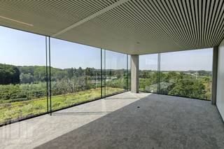 Bent u op zoek naar een unieke kantoorruimte op een toplocatie met onmiddellijke verbinding naar belangrijke snelwegen? Dan is deze kantoorruimte van 444 m² op de 5de verdieping van de innovatieve en hypermoderne bedrijvencampus 'O-Forty' precies wat u zoekt. Gelegen naast op- en afrit 9 Oostkamp én met visibiliteit langs de E40 biedt deze ruimte een uitstekende bereikbaarheid.<br />
<br />
De kantoren zijn bemeubeld en volledig ingericht. U kunt ook gebruik maken van de gemeenschappelijke refter/ontspanningsruimte en extra vergadermogelijkheden (en seminarie ruimtes) in toren 'B'. <br />
<br />
Deze bedrijvencampus biedt nog vele andere voordelen, zoals een event space, coworking space, foodbar, fitness, padel, badgesysteem, pakjesmuur en ruime boven en ondergrondse parkeermogelijkheden. Onmiddellijk beschikbaar!<br />
<br />
EPC: 20260731-0020085613-NR-1<br />
<br />
Neem contact op met PANORAMA B2B voor bijkomende inlichtingen, plannen of een vrijblijvend plaatsbezoek via 0479 70 70 73.
