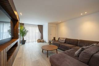 Ontdek deze smaakvol en grondig gerenoveerde woning (2023), gelegen in het charmante centrum van ’s-Gravenwezel. Op een perceel van 390 m² en met...