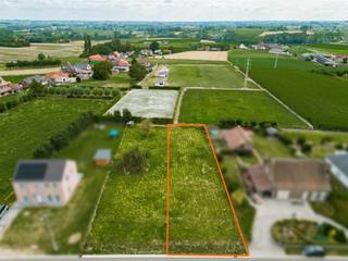 <p>Bent u op zoek naar de perfecte locatie om uw droomwoning te realiseren?<br />Dan biedt dit mooie perceel bouwgrond van 1043m² in het landelijke Mater een unieke kans. Ideaal voor het oprichten van een halfopen bebouwing op een groene en rustige locatie met prachtig open zicht achteraan.</p><p>Kenmerken van het perceel:</p><p>Oppervlakte: 10a43ca<br />Straatbreedte: 17 meter<br />Diepte: 55,5 meter<br />Rustige ligging met groene vergezichten<br />Uitstekende bereikbaarheid<br />Geniet van de rust van het platteland zonder in te boeten aan comfort. Winkels, scholen, openbaar vervoer en belangrijke invalswegen bevinden zich op een boogscheut.</p><p>Bouwvoorschriften:<br />Max bouwbreedte: 9m<br />Max. bouwdiepte: 18m (gelijkvloers), 12m (verdieping)<br />Max nokhoogte: 12m<br />Max kroonlijsthoogte: 6m<br />Het bouwen van een veranda is mogelijk binnen de bouwzone.<br />Een carport is mogelijk inpandig of wordt gezien als bijgebouw.<br />Zijtuinstroken moeten bouwvrij blijven<br />Inplanting conform verkavelingsplan<br />Bouwmaterialen dienen in harmonie te zijn met de omliggende bebouwing<br /> </p><p>Waarom kiezen voor dit perceel?</p><p>Rustige, groene omgeving<br />Goede verbindingen<br />Ruime bouwmogelijkheden<br />Harmonieuze verkaveling<br />Prachtig achterliggend uitzicht</p><p>Een uitgelezen kans om te bouwen in het pittoreske Ename/Mater ,waar rust, natuur en bereikbaarheid hand in hand gaan.</p><p>Heeft u interesse of vragen? Neem gerust contact op met ons kantoor voor meer informatie of een plaatsbezoek.</p>