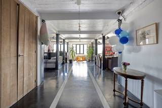 <p>Gelegen aan de Koolmijnenkaai, met een prachtig zicht op het kanaal van Brussel, bevindt zich deze unieke loft (± 225 m²) in een aantrekkelijke en vlot bereikbare omgeving. Op wandelafstand van de levendige Dansaertwijk en Sint-Katelijne, evenals de winkelstraten en het centrum van Brussel, geniet u hier van een ideale combinatie van rust en stedelijke dynamiek.</p><p>Bij het betreden van het appartement komt u terecht in een verzorgde inkomhal met vestiaire en een gastentoilet. Van daaruit leidt de woning u naar de indrukwekkende leefruimte van maar liefst 115 m², waar de woonkamer en de volledig geïnstalleerde open keuken naadloos in elkaar overvloeien. Dankzij de grote open ruimte en de gunstige lichtinval ervaart u hier een bijzonder ruimtelijk en aangenaam gevoel.</p><p>De loft beschikt over drie volwaardige slaapkamers, waarvan twee voorzien zijn van een eigen badkamer. De master bedroom vormt een echte troef, met een praktische dressing en een ensuite badkamer met dubbele lavabo en een luxueuze douche uitgerust met hammamfunctie, ideaal voor ultieme ontspanning.</p><p>Daarnaast beschikt het appartement over een ruime berging met aansluiting voor een wasmachine en een privatieve, ruime kelder (± 9,5 m²), gevolgd door een gemeenschappelijke vuilnisruimte.</p><p>Verder biedt dit appartement tal van extra voorzieningen zoals airconditioning, vloerverwarming, een domoticasysteem en een (voormalig) Bosch Security camerasysteem, conforme elektriciteit, een EPC-label D-, een waterverzachter en de aanwezigheid van een lift in het gebouw.</p><p>Tot slot is er een autostaanplaats optioneel beschikbaar aan een prijs van € 24.000.</p><p>Deze loft is de perfecte combinatie van ruimte, comfort en ligging, en vormt een unieke woonopportuniteit in Brussel.</p>