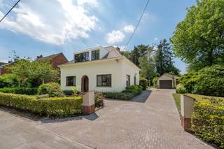 <p>Op een uitzonderlijk mooie locatie, verscholen in het groen en gelegen op een royaal perceel van 916 m², bevindt zich deze vrijstaande woning boordevol mogelijkheden. Dit is een eigendom voor wie verder kijkt dan de huidige inrichting en vooral het potentieel van de locatie weet te waarderen. De combinatie van rust, privacy, een ruime tuin en een gegeerde woonomgeving maakt dit een bijzonder interessante opportuniteit. De woning beschikt vandaag over drie slaapkamers, een garage en verschillende ruime leef- en bergruimtes, maar vraagt een grondige modernisering om opnieuw aan de hedendaagse woonstandaarden te voldoen. Net daarin schuilt de grote meerwaarde: de mogelijkheid om een woning volledig naar eigen smaak en wensen vorm te geven op een perceel dat vandaag nog zelden beschikbaar komt in deze omgeving. De groene, verzorgde tuin vormt een absoluut pluspunt en biedt tal van mogelijkheden voor wie droomt van een ruime gezinswoning met een prachtige buitenbeleving. Dankzij de vrijstaande garage, de brede oprit en de gunstige perceelconfiguratie beschikt het eigendom bovendien over een uitstekende basis voor een toekomstgericht woonproject. Bent u op zoek naar een woning op een toplocatie? Dan biedt deze eigendom een unieke kans om uw woonambities waar te maken op een van de mooiste plekjes in de buurt. Een bezoek volstaat om de mogelijkheden van deze woning en haar uitzonderlijke perceel te ontdekken.</p>