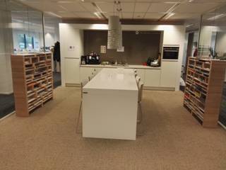 Office building of 5.197 sqm for sale in Auderghem, easily accessible by public transport (metro, tram and bus). Only 10 minutes from the cemetery of Ixelles (lively neighbourhood). Next to the E411.<br />The groundfloor is rented to Beobank. <br /><br />Underground parking: 42 places (Ratio: 1/124 sqm). <br />Archives on -1: 207 sqm.