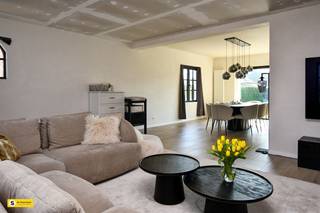 <p><span>MOOIE VILLA TE KOOP IN OLEN : € 649.000</span></p><p><span> </span></p><p><span>Deze zeer centraal gelegen woning is gelegen in Olen. Met maar liefst 354m² bewoonbare oppervlakte op een perceel van 1050m² is deze woning enerzijds geschikt om zeer ruim te wonen en te genieten van het buitenleven op een zeer ruim perceel met ongelofelijk uitzicht op de achterliggende weide.</span></p><p><span>Gelijkvloers</span></p><p><span>We komen de woning binnen via de zeer ruime inkomhal. Verder komen we in de ruime woonkamer terecht die naadloos doorloopt in de lichtrijke eetruimte en de volledig vernieuwde open keuken met keukeneiland.  Achter de keuken ligt nog een aangebouwde veranda. Verder vinden we beneden nog een extra bergruimte, een aparte bureau-ruimte en 2 garages.</span></p><p><span> </span></p><p><span>Eerste verdieping</span></p><p><span>Via de vernieuwde eiken trap, gelegen in de zeer ruimte inkomhal/vide, komen we op de eerste verdieping  terecht op de zeer ruime overloop/nachthal. Hier vinden we een 1</span><span><sup>ste</sup></span><span> slaapkamer, een apart toilet, een badkamer met 2 lavabo’s, douche en ligbad, een master bedroom, een wasberging met voorzieningen voor wasmachine/droogkast, een kinderslaapkamer, een zeer ruime zolderkamer/slaapkamer en nog een laatste slaapkamer (5 in totaal).  Er is ook nog een bergzolder voorzien. De enorme ruimte die in alle slaapkamers terug te vinden is, is een enorme troef.</span></p><p><span> </span></p><p><span>Woning buitenzijde</span></p><p><span>Via de keuken is er toegang tot de veranda, die toegang geeft tot de tuin. Met een prachtig zicht op de weilanden is dit een topper qua uitzicht.  Er is zowel links als rechts een ruime oprit voorzien met voldoende parkeerplaatsen.</span></p><p><span> </span></p><p><span>Ideale woning voor grote gezinnen die toch voldoende ruimte willen ervaren en willen genieten van een tuin die uitgeeft op een prachtig groen landschap.</span></p><p><span> </span></p><p><span>Interesse?  Geef snel een seintje en we plannen een rondleiding in.</span></p>