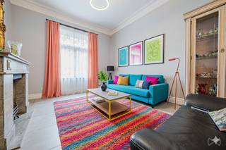 We Invest stelt u deze karaktervolle en authentieke herenwoning in Schaarbeek voor.De hoge plafonds, grote ramen, sierlijsten en het authentieke...