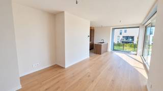 <strong>Appartement 1.01 – Modern wonen met ruim terras in Klaverstuk 24</strong><br /><br />Ontdek <strong>appartement 1.01,</strong> een stijlvol appartement op de eerste verdieping van het gloednieuwe <strong>Klaverstuk 24</strong> in Zedelgem.<br />Met een praktische indeling, hoogwaardige afwerking en een ruim terras is dit appartement ideaal voor wie compact, comfortabel en energiezuinig wil wonen.
<h4><strong>Kenmerken van appartement 1.01</strong></h4>
* Bewoonbare oppervlakte: 69 m²<br />* Inkomhal met apart gastentoilet.<br />* 1 ruime slaapkamer, perfect voor singles of koppels.<br />* Moderne badkamer met meubel en inloopdouche.<br />* Lichtrijke leefruimte dankzij grote raampartijen, verbonden met een open, volledig uitgeruste keuken.<br />* Praktische wasplaats voor extra opbergruimte.<br />* Ruim terras van 20 m², ideaal om buiten te ontspannen en genieten van het uitzicht.<br />* Inclusief ondergrondse parkeerplaats en fietsenberging.
<h4><strong>Hoogwaardige afwerking en energiezuinig</strong></h4>
Dit instapklare appartement is voorzien van:
<ul>
<li>* Vloerverwarming voor aangenaam wooncomfort.</li>
<li>* Warmtepomp en zonnepanelen voor energiezuinige en milieuvriendelijke oplossingen.</li>
<li>* Een uitzonderlijk laag E-peil van 30, wat recht geeft op vrijstelling van de onroerende voorheffing.</li>
</ul>
<h4><strong>Wonen in het hart van Zedelgem</strong></h4>
Gelegen in een rustige en groene omgeving biedt Klaverstuk 24 een perfecte mix van rust en bereikbaarheid. Het centrum van Zedelgem, openbaar vervoer en verbindingswegen naar Brugge en andere steden zijn binnen handbereik.<br /><br />Dit appartement is dé ideale keuze voor wie modern comfort zoekt in een kleinschalig en duurzaam project.<br /><strong>Contacteer ons vandaag voor meer informatie of een bezoek.</strong><br /><br />Uw nieuwe thuis wacht op u!<br /><br />051 21 11 11 of matias@imfiro.be