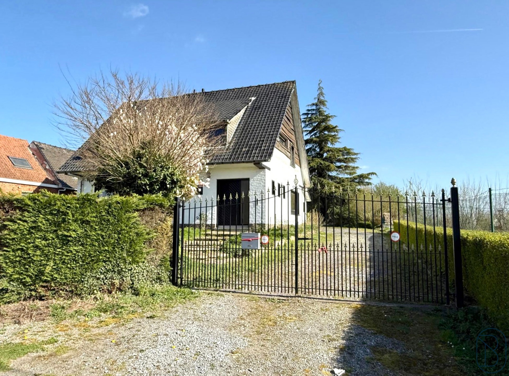 Te renoveren VILLA met ATELIER, GARAGES en grote tuin. - foto 3