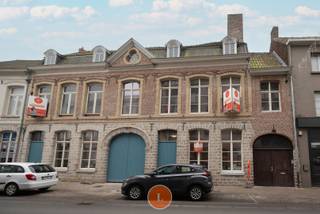 In centrum Menen, binnen een charmant historisch complex, wacht een gloednieuw handelspand van 83 m² op zijn eerste gebruiker! Dit pand is ideaal...