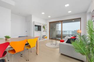 [[ DIT PAND NEEMT DEEL AAN DE ERA OPEN HUIZEN DAG OP 13/6 VAN 11:00 TOT 12:00 ]]
<p>Te koop: stijlvol gesloten appartement in Oostende, gelegen in de Troonstraat op wandelafstand van zee en strand.</p>

<p> </p>

<p>Dit recente appartement bevindt zich in een moderne residentie en biedt een mooi open zicht over de omgeving. Dankzij de ligging nabij scholen, openbaar vervoer en invalswegen is het zowel ideaal als tweede verblijf als voor vakantieverhuur. Het EPC-label A garandeert energiezuinig wonen.</p>

<p> </p>

<p>Belangrijkste ruimtes:<br />• Lichte woonkamer met toegang tot het terras en prachtig open zicht<br />• Moderne keuken met kwalitatieve afwerking<br />• Twee comfortabele slaapkamers<br />• Twee badkamers, elk voorzien van eigentijdse inrichting<br />• Inkomhal met gastentoilet en berging<br />• Ruim terras om te genieten van de buitenlucht</p>

<p> </p>

<p>Troeven:<br />• Mooi open zicht over de omgeving<br />• Recente residentie (2022) met moderne voorzieningen<br />• Ideaal voor tweede verblijf of vakantieverhuur</p>

<p> </p>

<p>Neem vandaag nog contact op met je ERA-makelaar voor een bezoek.</p>

<p> </p>

<p>JOUW DROOMAPPARTEMENT. ZO GEVONDEN!</p>