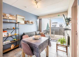 Bungalow met een slaapkamer en aangenaam terras te koop in vakantiedomein "De Grote Zeemeeuwen".<br /><br />De bungalow werd als volgt ingedeeld: inkomdeur | leefruimte met aanpalend terras | halfopen, uitgeruste keuken | slaapkamer | badkamer voorzien van douche, lavabo en toilet. <br /><br />Voldoende parkeergelegenheid recht voor de deur! <br /><br />Het dak en de gevels werden recentelijk geïsoleerd. Alle ramen werden reeds vervangen door hoogrendementsbeglazing in PVC raamprofielen. De elektrische installatie is conform! <br /><br /> Mits plaatsen van een warmtepomp wordt het EPC direct een label C. Simulatie van erkend energiedeskundige voorhanden! <br /><br />Op zoek naar uw betaalbaar stekje aan zee? Contacteer ons snel voor meer info.