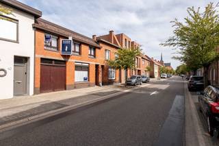 CHARMANTE GEZINSWONING MET BIJGEBOUW IN HET HART VAN MEERLEIn het gezellige dorpscentrum van Meerle vinden we deze ruime en karaktervolle woning met...