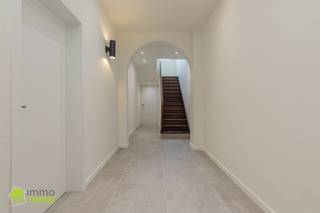 <h2><span>Te koop Instapklare ruime woning met achterliggende weide in Zele</span></h2><p><span>Op de Gentsesteenweg 83 in Zele bevindt zich deze verrassend ruime en instapklare woning met een uitzonderlijk groot perceel en tal van mogelijkheden. Deze eigendom combineert comfortabel wonen met een mooie buitenruimte en is de ideale thuis voor gezinnen, hobbyisten en dierenliefhebbers.</span></p><p><span>Bij het betreden van de woning komt u terecht in de ruime inkomhal die toegang geeft tot de lichtrijke leefruimte van ongeveer </span><span>40 m²</span><span>. Aansluitend bevindt zich de volledig vernieuwde en ingerichte keuken. Verder beschikt de woning over een praktische kelder, berging/wasplaats en een moderne ingerichte badkamer met dubbele lavabo en inloopdouche en een afzonderlijk gastentoilet. Op de eerste verdieping bevinden zich drie ruime slaapkamers en een 2e toilet op de verdieping. Via de 4e kamer is er een vaste trap voorzien naar de ruime zolderverdieping, deze biedt heel wat potentieel en kan mits de nodige afwerking ingericht worden als twee extra slaapkamers met een bijkomende 2e badkamer of als een ruime hobby- of bureauruimte.</span></p><p><span>Een absolute meerwaarde van deze eigendom is de doorrijtoegang naar het terras, de garage en de achterliggende tuin. Dankzij de brede inrijpoort van 3,25 meter breed en 2,80 meter hoog is de woning bovendien ideaal voor het stallen van een mobilhome, caravan of bestelwagen. Achter de verzorgde tuin waar desgewenst ook een zwembad kan worden aangelegd, bevindt zich nog een extra perceel grond dat kan bij gekocht worden aan </span><span>25.000 euro </span><span>(</span><span>niet </span><span>inbegrepen in de verkoopprijs). Dit achterliggende perceel biedt tal van mogelijkheden en is uitermate geschikt voor paarden- en dierenliefhebbers, het aanleggen van een boomgaard, een speelweide of het creëren van een groene oase. Bovendien is dit perceel ook bereikbaar via een afzonderlijk steegje, wat zorgt voor een extra praktische toegang.</span></p><p><span>De vermelde grondoppervlakte is louter informatief. De exacte perceeloppervlakte wordt momenteel vastgesteld door de landmeter maar zal ca. 1250 m² zijn, wat een totaal van 1500 m² zal zijn indien U dit bij aankoopt.</span></p><p><span>Ook op technisch vlak scoort deze woning uitstekend. Ze is asbestveilig, beschikt over een conforme elektrische installatie.</span></p><p><span>Bent u op zoek naar een instapklare woning met royale leefruimtes, uitbreidingsmogelijkheden en een prachtige tuin, met de optie om bijkomende grond aan te kopen? Dan is deze eigendom absoluut een bezoek waard. Contacteer ons vrijblijvend voor meer informatie of om een bezichtiging in te plannen. </span></p>