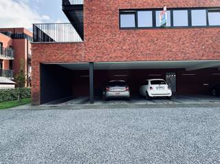Een overdekte autostaanplaats die zich bevindt aan een recent appartementencomplex nabij het centrum van Steendorp.Carport 2 is nog vrij...