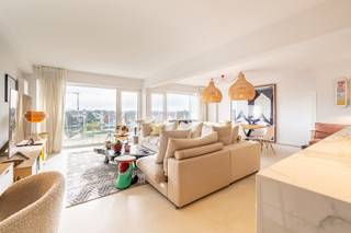 En vente exclusive: Situé dans un quartier très prisé du Zoute, à deux pas de la digue, cet appartement exceptionnellement spacieux et lumineux offre une vue imprenable sur les villas du Zoute. <br /><br />L'appartement a été aménagé avec un grand soin et un goût raffiné, avec des matériaux de haute qualité.  <br />Le vaste séjour bénéficie d'une luminosité exceptionnelle grâce à sa large façade et ses grandes fenêtres s'ouvrant sur une terrasse exposée plein sud. <br />Une cuisine ouverte entièrement équipée y est attenante.<br /><br />L'espace nuit comprend trois chambres spacieuses, chacune avec sa propre salle de bains ou salle de douche, pour un confort optimal.