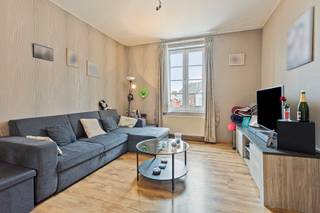 Welkom in deze ruime, energiezuinige (EPC C) duplex in een gebouw met 2 woonunits (geen gemeenschappelijke kosten). Op de tussenverdieping vind je...