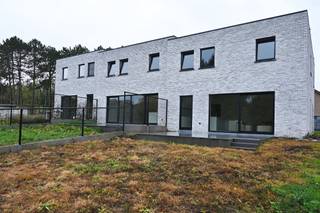 <p>Deze halfopen nieuwbouwwoning combineert hedendaags wooncomfort met een vooruitstrevende energie-efficiëntie. Dankzij het negatief E-peil woon je bijzonder zuinig, met een minimaal energieverbruik en een maximaal wooncomfort. De BEN-woning is uitgerust met de nieuwste duurzame technologieën, waaronder zonnepanelen, een warmtepomp, ventilatiesysteem D met warmterecuperatie, 3-dubbele zonwerende beglazing, regenwaterrecuperatie en een aansluiting voor een laadpaal.<br /><br />Bij het binnenkomen van de woning kom je in de inkomhal met gastentoilet, die toegang geeft tot een lichtrijke leefruimte met eetgedeelte en een prachtig zicht op de tuin. De grote raampartijen zorgen voor een overvloed aan natuurlijk licht en creëren een aangename woonbeleving. De volledig ingerichte moderne keuken heeft een aansluitende berging/wasplaats die tevens dienst doet als technische ruimte.<br /><br />Op de eerste verdieping bevinden zich drie slaapkamers, een berging/dressing en een badkamer met bad en douche. Buiten geniet je van een volledig omheinde oost gerichte tuin  <br />met terras waar je in alle rust kan ontspannen. Voor de wagens is er een garage en twee parkeerplaatsen voorzien. <br /><br />EPC -2 kWh/m²- label A+<br />Grondwaarde: 130.000€ + 12% registratierechten + constructiewaarde: 405.000€ + 21% BTW<br />WGlk-Gdv-Gvv-Gvkr</p>