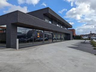 Nieuwbouw baanwinkel(s) of kantoor te huur, met ruime parking, vlotte bereikbaarheid, tijdloze architectuur en ruime parkeergelegenheid. <br />Dit betreft 1 resterende handelsruimte, met een oppervlakte van <br />458 m². Ruime voorgelegen parkeergelegenheid. <br />Huurprijs: € 100/m²/jaar. <br />Gelegen nabij ‘Okay’, ‘Aldi’, … <br /><br />Benieuwd naar dit bedrijfsvastgoed te huur regio Roeselare? <br />Contacteer info@immodelestre.be of 054 33 62 52. <br />www.immodelestre.be <br />