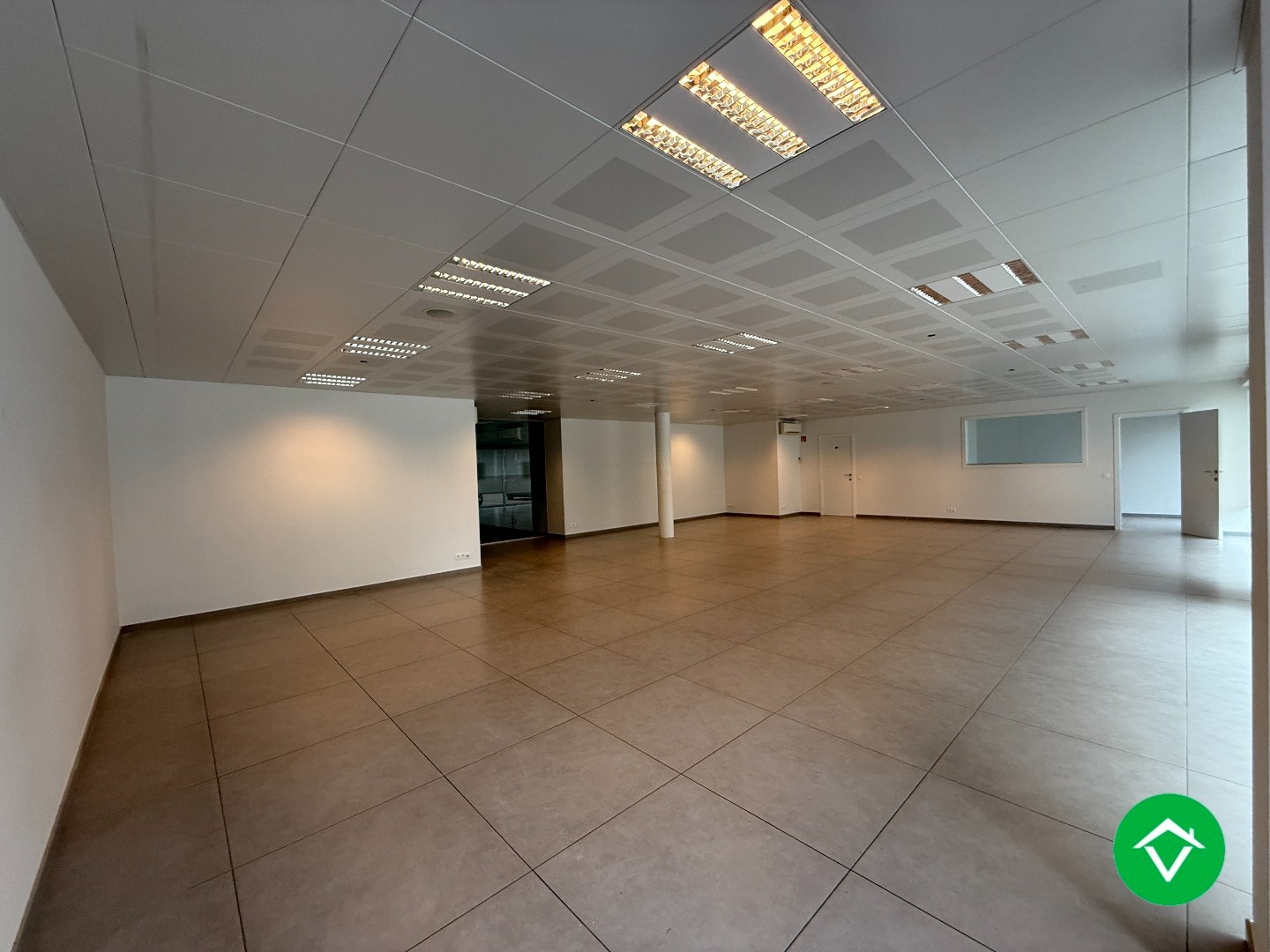 Ruim handelspand van 183m² op een centrale ligging te Roeselare - foto 2