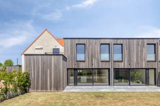 Deze prachtige nieuwbouwwoning in Etikhove wordt verkocht onder registratierechten (2 of 12%). Naast de woningen zijn er tevens ook een tuinberging én 2 private autostaanplaatsen inbegrepen in de prijs. <br />Contacteer ons en ontdek wat deze prachtige nieuwe woning, volledig instapklaar, nog meer te bieden heeft. <br /><br />Op een mooie, groene locatie in Etikhove (Maarkedal), verscholen tussen de velden en talrijke wandel- en fietspaden, bevindt zich deze woning aan de Nederholbeekstraat 226F, gelegen op het landelijke domein van de Kapelhoeve. <br /><br />Je komt de woning binnen in de ruime inkomhal met apart toilet en een praktische berging/technische ruimte. De inkomhal geeft vervolgens toegang tot de open keuken met aansluitende eetplaats en leefruimte. <br />De keuken is het hart van de woning en is afgewerkt met hoogwaardige materialen en is volledig uitgerust met onder meer een ingebouwde koelkast, vaatwasser, oven en een inductiekookplaat met geïntegreerde dampkap. <br />Tot slot is er nog een polyvalente ruimte aan de keuken die kan dienen als thuisbureau, speelhoek, bijkeuken,... afhankelijk van jouw noden en wensen. <br />Aan de leefruimte geeft een grote raampartij toegang tot de zuidgericht tuin met terras voorzien van een praktische tuinberging en een privatieve autostaanplaats.<br /><br />Via de eiken trap bereik je de eerste verdieping. Hier bevinden zich drie volwaardige slaapkamers en een badkamer met douche, ligbad en toilet.<br />Daarnaast beschikt de woning over een zolder, ideaal als extra opbergruimte.<br /><br />Ook op energetisch vlak heeft deze woning heel wat te bieden. De combinatie van zonnepanelen, vloerverwarming en een warmtepomp zorgt voor een laag energieverbruik en een gunstig E-peil (E18).<br /><br />Als extra troef beschikt het domein 'De kabelhoeve" over een gemeenschappelijke groenzone achteraan en een gezellige binnenkoer.<br /><br />Verkoop onder registratierechten! Heb je hier vragen over, wij helpen jou heel graag verder. <br />Meer informatie of een bezoek?<br />Contacteer Margaux via info@immomargaux.be of telefonisch op 0479 61 53 82.
