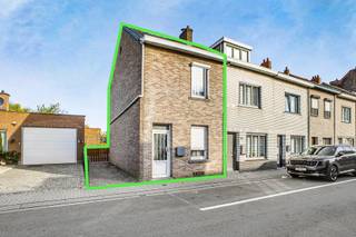 Immo Pické biedt u deze gunstig gelegen woning aan in Sint-Pieters-Leeuw, gelegen in de nabijheid van scholen, winkels, openbaar vervoer, invalswegen en alle voorzieningen. Deze woning beschikt op de gelijkvloerse verdieping over een ruime woonkamer, een keuken en een badkamer met douche, lavabo en toilet. Op de eerste verdieping beschikt deze woning over twee slaapkamers (waarvan een doorloopkamer). De zolderverdieping is bereikbaar via een vaste trap in de doorloopkamer en kan verder worden ingericht als bijkomende slaapkamer. Achter de woning vinden we nog een grote tuin en een tuinberging terug.
