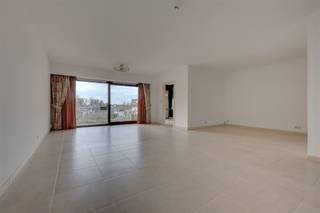 <p><span>Dit </span><span>ruime appartement</span><span> is gelegen in residentie </span><span>Nachtegalenhof</span><span> in Wilrijk. De residentie is enkel bereikbaar via een afgesloten poort en is omgeven van rust en een vijver. De </span><span>ligging is super rustig en centraal</span><span> met supermarkten, de Bist, centrum Wilrijk, openbaar vervoer,... op wandelafstand. De </span><span>bereikbaarheid </span><span>naar invalswegen (A12 en E19) is hier ook </span><span>subliem</span><span>.</span></p><p><span> </span></p><p><span>Het appartement is gelegen op de </span><span>3de verdieping. </span><span>We betreden het appartement via de </span><span>inkomhal </span><span>dewelke toegang geeft tot de andere ruimtes. Aan de voorzijde van het appartement bevindt zich de zeer </span><span>ruime leefruimte</span><span>, deze geeft toegang tot de </span><span>keuken</span><span> dewelke </span><span>volledig is uitgerus</span><span>t en het ruim en aangenaam terras. Het terras kijkt uit op de vijver. Aan de achterzijde zijn er </span><span>twee slaapkamers</span><span>, de grootste slaapkamer geeft rechtstreeks toegang tot de </span><span>badkamer</span><span> en een </span><span>tweede terras</span><span>. Deze badkamer beschikt over een douche, ligbad, lavabo en toilet. Verder is er nog een </span><span>apart toilet</span><span> aanwezig. Tot slot beschikt het appartement nog over een </span><span>kelderberging </span><span>en </span><span>autostaanplaats </span><span>die mee gehuurd kan worden aan 100 euro per maand. </span></p><p><span> </span></p><p><span>Indeling</span></p><p><span>- inkomhal</span></p><p><span>- apart toilet<br />- woonkamer en eetkamer</span></p><p><span>- geïnstalleerde keuken (met aansluiting wasmachine en droogkast)<br />- terras (voorzijde)</span></p><p><span>- slaapkamer 1 met ensuite badkamer (ligbad, douche, lavabo en toilet)</span></p><p><span>- slaapkamer 2</span></p><p><span>- terras (achterzijde)</span></p><p><span>- kelderberging</span></p><p><span>- autostaanplaats bij te huren (100 euro)</span></p><p><span> </span></p><p><span>Algemeen gebouw</span></p><p><span>- afgesloten complex</span></p><p><span>- veel groen en rustige omgeving</span></p><p><span>- lift aanwezig</span></p><p><span> </span></p><p><span>Bijzonderheden</span></p><p><span>- beschikbaar vanaf 1/04/2026</span><span><br /></span><span>- zonnescherm en rolluiken aanwezig</span></p><p><span>- ondergrondse staanplaats te huur: 100 euro per maand<br />- gemeenschappelijke kosten: forfait 170 euro per maand (inclusief privé water)<br />- vloerverwarming op elektriciteit (aparte teller)</span></p><p><span> </span></p><p><span>Ben jij geïnteresseerd in dit appartement te huur in Wilrijk, ben je op zoek naar ander vastgoed of wens je de waarde van jouw eigendom te kennen? Dan ben je bij BOLT immo aan het juiste adres! Wij helpen jou graag verder.</span></p><p><span> </span></p>