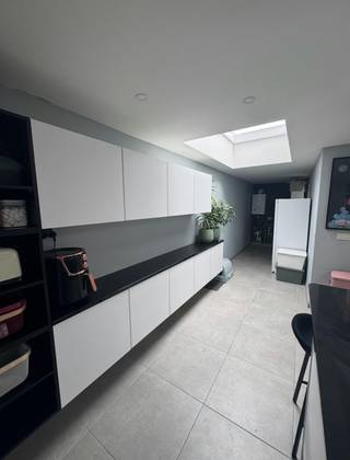 Ontdek deze gezellige, moderne woning in Stene (Oostende). Deze ruime woning is ideaal gelegen langs de Mariakerkelaan, vlak bij scholen, winkels en het openbaar vervoer. Een perfecte match voor gezinnen of starters die op zoek zijn naar comfort, ruimte en veel lichtinval!Indeling:• Gelijkvloers: Uitnodigende inkomhal, gastentoilet, gezellige woonkamer en een moderne keuken voorzien van een koelkast, vaatwasmachine combi microgolfoven en inductiekookplaat. Daarnaast is er een praktische opbergruimte met aansluiting voor een wasmachine en toegang tot het ruime terras.• Eerste verdieping: Moderne badkamer uitgerust met een toilet, douche en lavabomeubel, 2 ruime slaapkamers.• Tweede verdieping: Grote derde slaapkamer of hobbyruimte met toegang tot de kruipzolder.Pluspunten:• Zonnig terras met weinig inkijk (veel privacy)• Moderne keuken en badkamer met veel natuurlijk licht• Uitstekende ligging nabij scholen, winkels en openbaar vervoer• Ideale instapklare woning voor gezinnen of startersBent u geïnteresseerd in deze gezellige woning in Oostende? Contacteer ons vandaag nog voor een bezoek ter plaatse en ontdek zelf deze lichtrijke, moderne thuis!De algemene voorwaarden van Dewaele DIY kunt u steeds raadplegen via dewaele.com.Bestuursmaatregelen in het maatregelenregister: in aanvraag