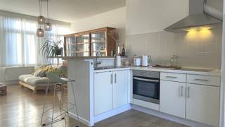 Welkom in dit zonovergoten en instapklaar duplexappartement op een toplocatie in Antwerpen!Je betreedt het appartement via de lichtrijke...