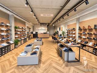 <p><span>Bent u op zoek naar een polyvalente commerciële ruimte op een strategische locatie? Dan is dit casco handelspand in Herent absoluut een bezoek waard.</span></p><p><span>Met een oppervlakte van 116,8 m² biedt deze commerciële ruimte tal van mogelijkheden voor uiteenlopende activiteiten. Dankzij de casco afwerking kunt u het pand volledig naar eigen smaak en volgens de specifieke behoeften van uw onderneming inrichten. Verkiest u een instapklare oplossing? Dan kan de ruimte, in overleg met de huidige eigenaar en tegen een meerprijs, afgewerkt worden.</span></p><p><span>Een extra pluspunt is dat ook de naastgelegen handelsruimte te koop staat. Hierdoor krijgt u de unieke kans om beide panden samen te voegen tot één ruime commerciële unit, wat extra mogelijkheden creëert.</span></p><p><span>Bovendien bestaat de mogelijkheid om één of twee ondergrondse staanplaatsen aan te kopen. Dankzij de gunstige ligging in Herent vormt dit pand een interessante opportuniteit.</span></p><p><span>Interesse? Neem vrijblijvend contact op via 016 15 31 15 of stuur een e-mail naar info@immolivit.be voor meer informatie of om een bezoek in te plannen.</span></p>