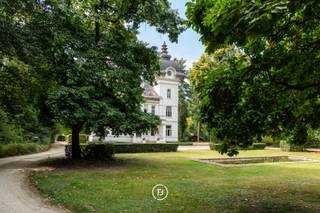 Sur une parcelle exceptionnelle de 1,6 hectare, nichée dans la verdure et pourtant située au centre de Genk, se trouve cette impressionnante...