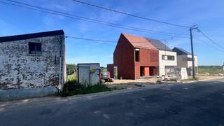In het groene Pepingen wordt deze instapklare en energiezuinige woning gebouwd op een terrein met natuurlijke helling. Het resultaat? Een...