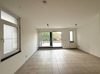 Gelegen op de 1ste verdieping van een kleinschalig gebouw in het gezellige Mariaburg, biedt dit hoogwaardige appartement een toplocatie met winkels, scholen en openbaar vervoer op wandelafstand. De indeling omvat een ruime inkomhal, een lichtrijke woonkamer met directe toegang tot het zuidwestelijk georiënteerde terras van 20 m² — een oase van privacy en rust — en een open keuken die is ingericht met kwalitatief keukenapparatuur en aanpalend een praktische berging / wasplaats. De badkamer is ruim en voorzien van douche, toilet en lavabo, terwijl de slaapkamer verrast met zelfgemaakte dressingkasten voor optimale opbergruimte. Het appartement is afgewerkt met kwalitatieve en energiebesparende materialen en beschikt over een EPC-label B, inclusief een conforme elektriciteitskeuring. Overtuig jezelf van dit hoogwaardige appartement, het fantastische terras en zijn schitterende ligging; neem vandaag nog contact op voor een bezichtiging of meer informatie.