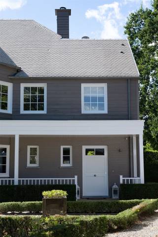 <p><span>PRIMEUR</span><span>: Knappe long island karakter villa in een heel fijne omgeving te Halle-Zoersel!</span></p><p><span>Dit eigendom is een massieve houtbouw, dat zorgt voor de warme en huiselijke sfeer.</span></p><p><span>Aangelegde zuid-west georiënteerde omheinde tuin met open en overdekte terrassen.</span></p><p><span>Naastliggende grote bergplaats voor fietsen en tuinberging. </span></p><p><span>Ideaal en rustig gelegen in het groen, achteraan tegen een bos,</span><span> en heeft een goede verbinding met uitvalswegen en oprit autostrade E314.</span></p><p><span>Mooie fiets- en wandelroutes in de omgeving</span></p><p><span> </span></p><p><span>Gelijkvloers: inkomhal met ingemaakte kast, gastentoilet met handenwasser, vooraan bureel / praktijkruimte met vaste kastenwand en bureaumeubel.</span></p><p><span>Grote leefruimte, bestaande uit leefkeuken, eetkamer en verder via dubbele deur naar de gezellige salonruimte met toegang tot een overdekt terras.</span></p><p><span>Open keuken, ingericht met dubbele spoelbak, vaatwasmachine, inductievuur, dampkap, koelkast, heteluchtoven, microgolf, ingebouwde koffieapparaat, praktisch kookeiland, vanuit de keuken kom je in de bijkeuken, er is een deur naar buiten en verdere doorgang naar een ruim overdekt terras met buitenkeuken incl spoelbak, kookvuur, ijskast en pizza-oven.</span><span><br /><br /></span><span>1e verdieping: trap naar de slaapkamers. Master bedroom met dressing en toegang tot terras, aparte dressing en aansluitend badkamer met dubbele lavabo, douche, ligbad en toilet. Tweede slaapkamer eveneens met ensuite dressing en badkamer met dubbele lavabo, douche en toilet. Derde slaapkamer met aansluitend een dressing. Wasplaats met aansluiting voor wasmachine/droogkast.</span><span><br /></span><span>2de verdieping: Vaste trap naar de tweede verdieping. Volledig afgewerkte en ingericht als zolder. Hier is er een 4de en 5de slaapkamer en een 3de douchekamer met toilet, zolderkamer met ketel en technische voorziening enz.</span><span><br /><br /></span><span>Algemeen: combinatie eiken parket, verdieping op kokostapijt, cv op gas, regenwaterput en 25 zonnepanlen.</span></p><p><span> </span></p><p><span>Wie op zoek is naar een gezellige huiselijke villa op een toplocatie, contacteer ons voor bijkomende informatie en plan uw bezoek ter plaatse! </span></p><p><span> </span></p><p><span> </span></p>