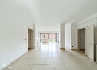 <p><span>Sint-Niklaas, Parklaan 70 bus 1, een groot gelijkvloers appartement van 152m² met aangename living van 35 m², degelijk afgewerkt met inbouwspots en groot schuifraam naar een mooie stadstuin. Ingerichte keuken met elektrisch kookvuur, dampkap en vaatwasmachine. Toegang tot de tuin met doorgang naar de garage. Ingerichte badkamer met ligbad en douche mogelijkheid, lavabo in meubel en toilet. Afzonderlijke wasplaats en berging, afzonderlijk gastentoilet, 3 grote slaapkamers. Zoek je een groot appartement, zoek je rustig te wonen en heb je graag een groen uitzicht, dan moet je dit appartement zeker zien. </span></p>
