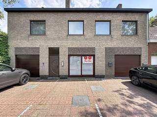 Dans la Robert Vandammestraat à Koksijde, nous trouvons ce lumineux appartement d'une chambre (90 m²) à louer. C'est le point de départ idéal pour ceux qui aiment un accès facile, mais qui souhaitent tout de même profiter de l'espace nécessaire.MISE EN PAGE> Rez-de-chaussée :- Salon - Chambre- Cuisine- Salle de bain avec douche et mobilier- Toilette- Terrasse- Bureau- RangementEn outre, l'appartement dispose également d'un sous-sol commun où une connexion pour la machine à laver est également prévue.AVANTAGES :- Accès facile à la plage et aux commerces- Pas de frais communs- Charmante petite résidence Êtes-vous intéressé par cette propriété à louer à Koksijde ? Rendez-vous sur le site www.dewaele.com, cliquez sur le bien que vous souhaitez louer. À l'aide du bouton rouge « demandez votre visite », nous vous demandons de remplir brièvement un profil. Ensuite, nous vous contacterons pour une visite. Les rendez-vous ne peuvent pas être pris par téléphone.