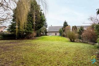 <p>Te koop te Ternat: - Charmante en ruime woning gelegen in een rustige straat. Een ideale thuis voor wie comfortabel wil wonen in een groene omgeving met vlotte bereikbaarheid richting Brussel en Gent dankzij de nabijheid van de E40 en het treinstation.</p>
<p>Bij het binnenkomen wordt u verwelkomd in de inkomhal met apart gastentoilet. De ruime woonkamer geniet van veel natuurlijk licht en vormt samen met de grote keuken het hart van de woning. Aansluitend vindt u een praktische berging en een inpandige garage, wat zorgt voor extra comfort en opslagruimte.</p>
<p>Op de eerste verdieping bevinden zich twee volwaardige slaapkamers, een badkamer en bijkomende opbergruimte.</p>
<p>De woning is gelegen op een mooi perceel van maar liefst <strong>1.200 m²</strong> met een <strong>zuidoostelijke oriëntatie</strong>, waardoor u optimaal geniet van de ochtend- en middagzon in de tuin – ideaal voor tuinliefhebbers en gezinnen.</p>
<p>De ligging in een rustige straat combineert landelijke charme met een uitstekende bereikbaarheid. Winkels, scholen en openbaar vervoer bevinden zich in de nabije omgeving, en dankzij de vlotte verbindingen bent u snel in omliggende gemeenten en steden.<br /><br /><span>Momenteel beschikt de woning over een EPC-label E, hoofdzakelijk omwille van de aanwezige accumulatieverwarming. Bij modernisering van het verwarmingssysteem kan de energieprestatie aanzienlijk verbeteren, met een mogelijke evolutie richting EPC-label B.</span><br /><br />Graag een bezoek? Contacteer Laura Lauwereys op 0469 14 29 44 of mail naar laura.l@cornelis-goeman.be voor een afspraak.</p>