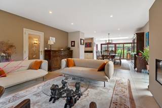 Welkom op Patrijzenweg 1. Een charmante en goed onderhouden gelijkvloerse woning met bewoonbare oppervlakte van 230 m², op een perceel van 763 m². De woning ligt pal naast de Bazelse polders en vlak bij het kasteel van Wisserkerke. Een absolute toplocatie: overal groen, eindeloze wandelingen langs de Schelde en een rustige, aangename buurt.<br /><br /><strong>Voor meer informatie of een bezoek: contacteer Louise Becu van OC Vastgoed: 0479 54 86 26 of louisebecu@ocvastgoed.be</strong><br /><br />De woning is volledig gelijkvloers (uitstekend geschikt voor alle leeftijden) en straalt licht en ruimte uit.<br />Je komt binnen in een ruime inkomhal met toilet en vestiaire, die uitloopt naar een grote open leefruimte met zithoek, eethoek en een volledig uitgeruste open keuken. De zithoek heeft een gashaard, een enorme troef in de winter. Achter de leefruimte ligt een bureauruimte/veranda met grote glaskoepels die zorgen voor een overvloed aan daglicht. Verder zijn er 5 mooie slaapkamers en een volledig vernieuwde badkamer met inloopdouche, dubbele lavabo en toilet. Boven is een grote opbergzolder over de oppervlakte van de woning.<br /><br />Extra troeven van de woning:
<ul>
<li>EPC B = geen renovatieverplichting en een conforme elektriciteitskeuring</li>
<li>vloerverwarming in de leefruimtes</li>
<li>garage met ingebouwde kasten</li>
<li>berging naast de keuken met aansluiting voor wasmachine en droogkast</li>
<li>ruime oprit (3 wagens) plus straatparking verderop.</li>
</ul>
Buiten geniet je van een ruim terras met Umbris-overkapping (het kan open of gesloten, met ingebouwde LED-verlichting) en een houten pad naar een idyllisch terras tussen de bomen, ideaal om te relaxen.<br /><br /><strong>Overtuigd? Plan dan snel uw bezoek in om deze prachtige woning samen te bekijken!</strong><br /><br />CV: condenserende ketel op gas<br />EPC: 196kWh/ (m² jaar) (B-label) - Opp: 763 m² - Bruto bewoonbare opp: 230 m² volgens het EPC-attest<br />Stedenbouwkundige inlichtingen opgevraagd.<br />Geen overstromingsgevoelig gebied: P-score: A / G-score: A