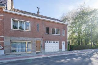 <p><strong>Century21ImmoNero stelt voor:</strong></p><p>RENOVATIE- en INVESTERINGSPROJECT van 2 woningen op TOPLIGGING, gelegen op wandelafstand van gemeentepark, Zoniënwoud, scholen en treinstation, is dit een ideaal investeringsproject:</p><p>Het betreft 2 te renoveren woningen, gelegen op een mooi Zuid georienteerd terrein van 12A45, aansluitend aan een klein parkje.</p><p>Woning nr. 65: Volledig onderkelderd, GV: Living, Keuken, Verdiep: 3 kamers +  badkamer + grote zolder.</p><p>Woning nr. 67 is volledig onderkelderd , op GV: Garage 1 wagen, inkom + Leefruimte. <br />Verdiep: Appartement met 1 slaapkamer en badkamer. Grote zolder waar nog kamers mogelijk zijn.</p>